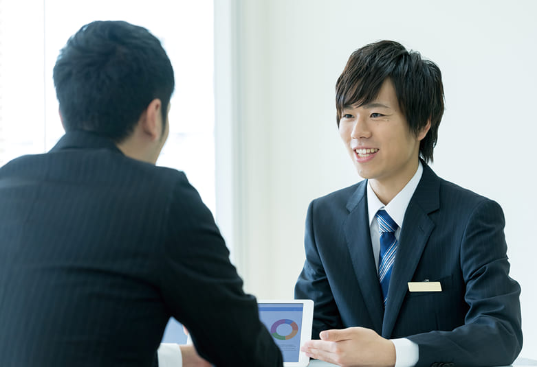 社会科学を勉強する学生の画像