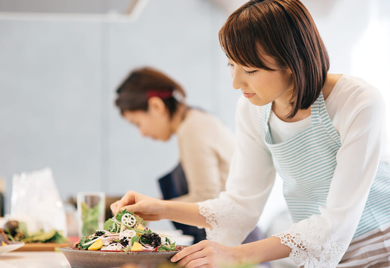 家政科で料理を学ぶ学生たちの画像