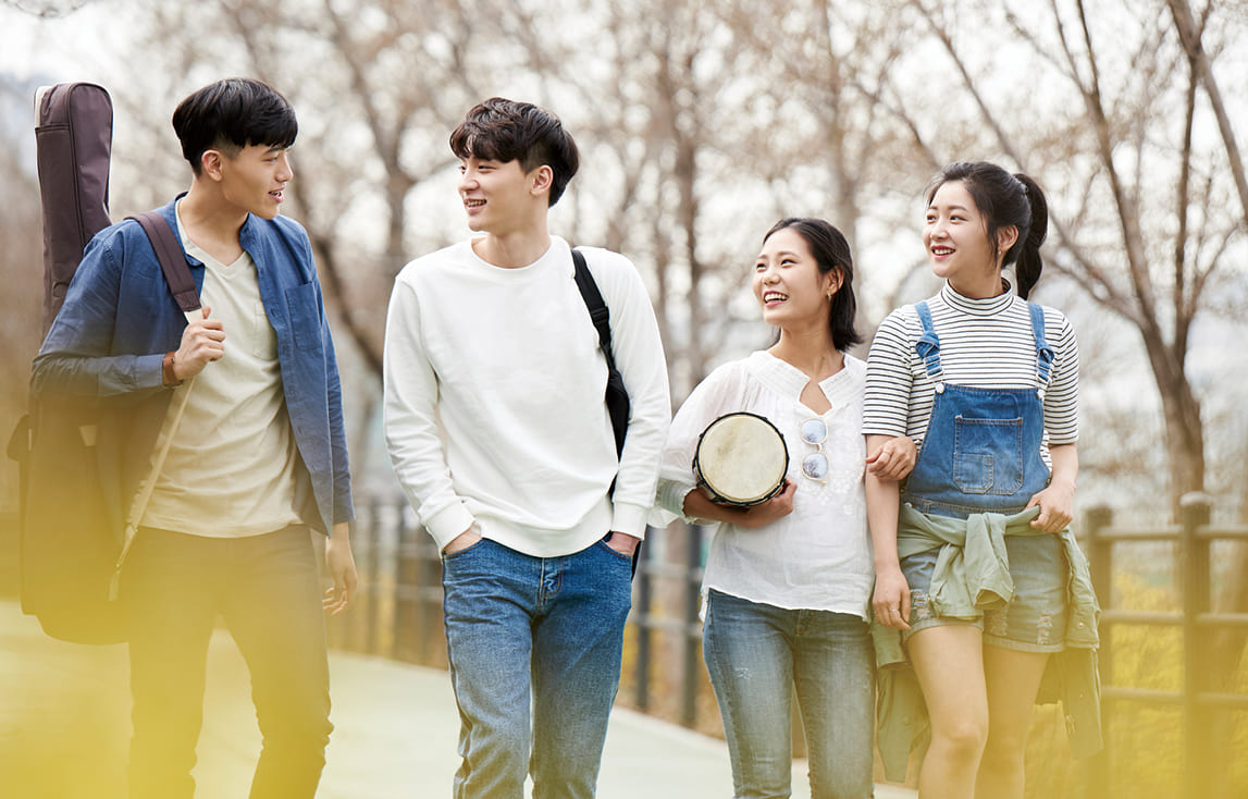 サークル活動で楽しく話し合う学生たちの画像