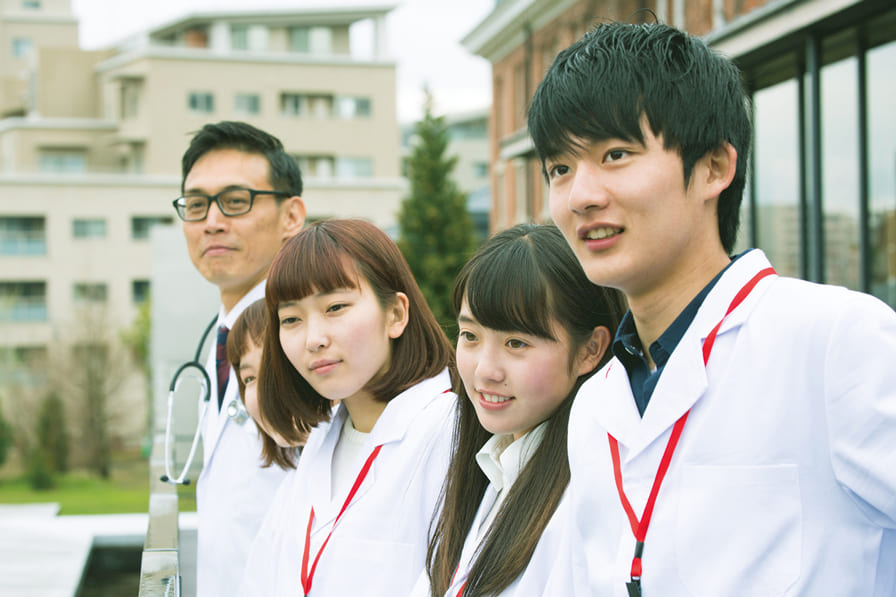 医療・看護の勉強をする学生の画像