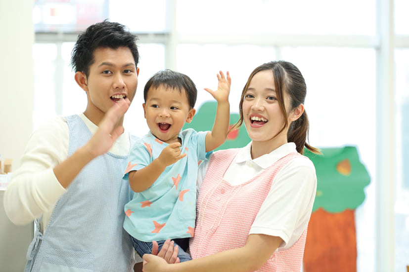 子どもの成長をサポートするための勉強をする学生たちの画像